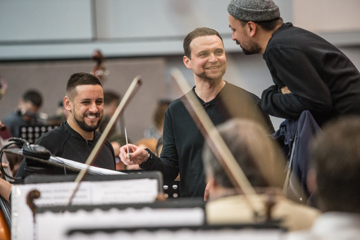 Слева направо: Дима Монатик, Руслан Квинта, Олег Боднарчук на репетиции с оркестром.